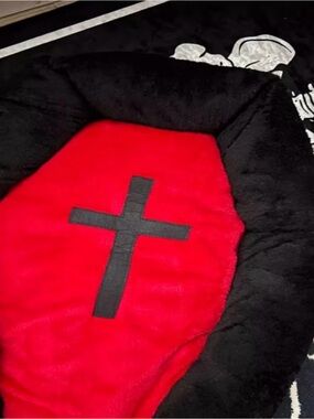 Gothic Red and Black Pet Bed 🐈‍⬛ 🐶